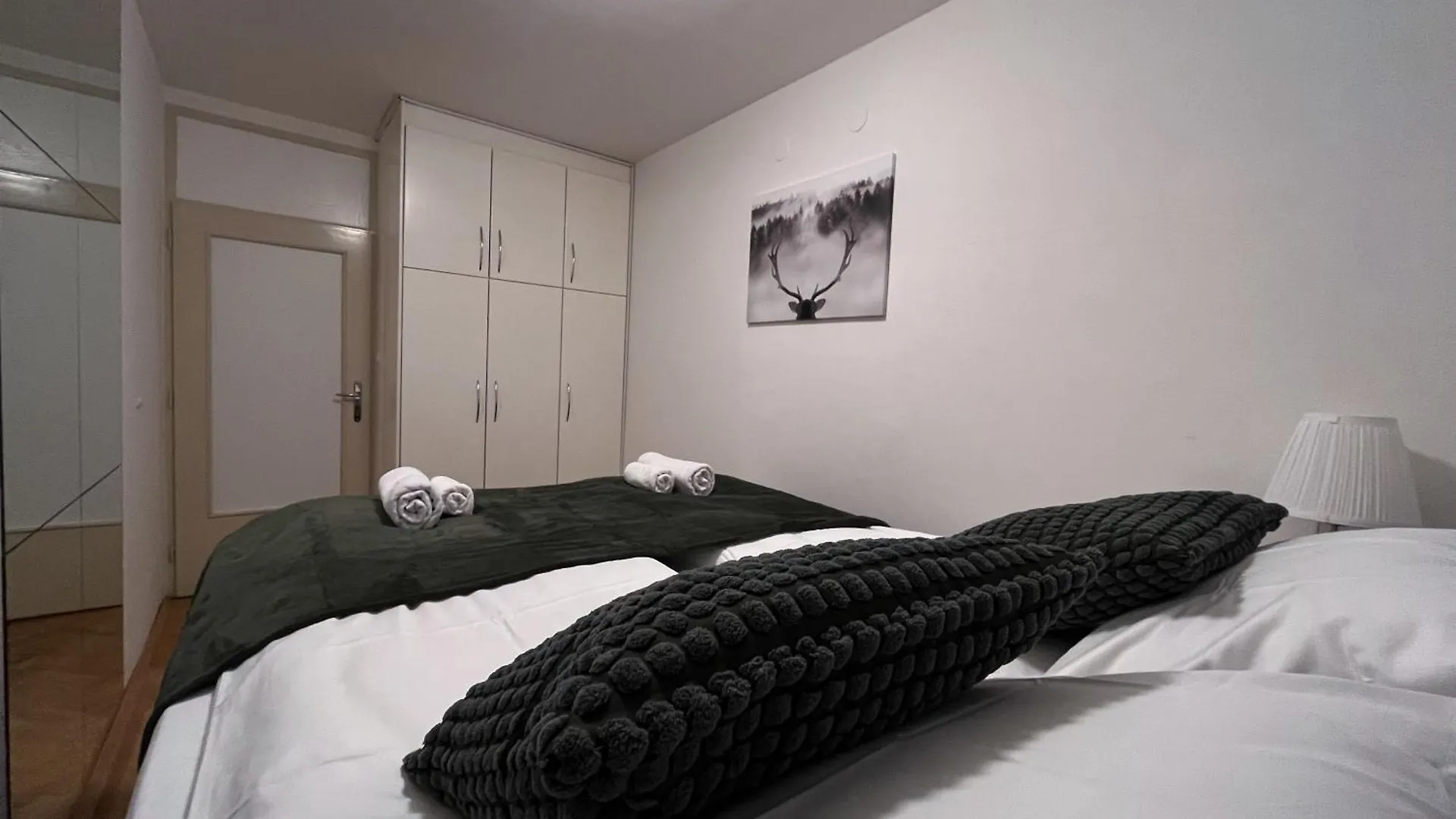 Apartman La Casa 77A contacts